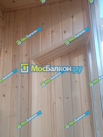 Отделка балконов деревянной вагонкой в Москве