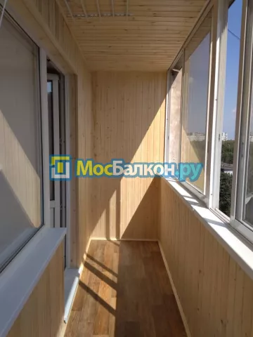 Отделка балконов деревянной вагонкой в Москве